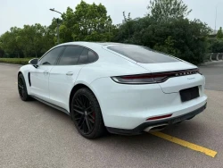 P​orsche Panamera 1