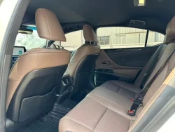Lexus ES 200 Luxury Edition 4